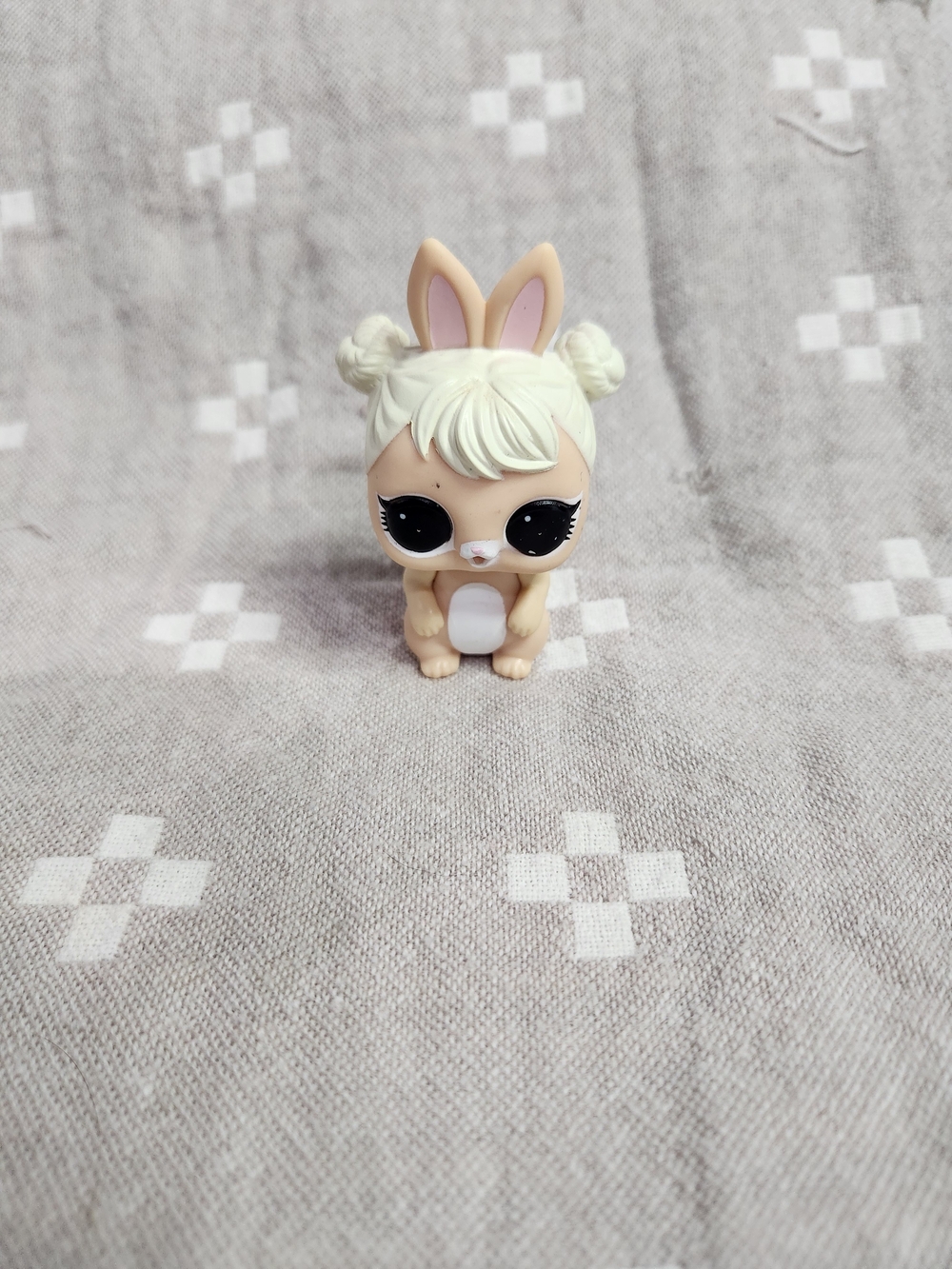 LOL Surprise Pets Cottontail Q.T. Bunny figurine toy